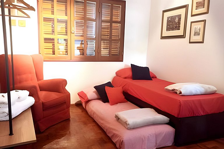 Dúplex de diseño, cochera, cerca del centro