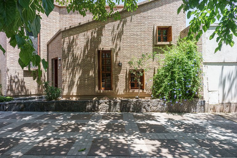 Dúplex de diseño, cochera, cerca del centro