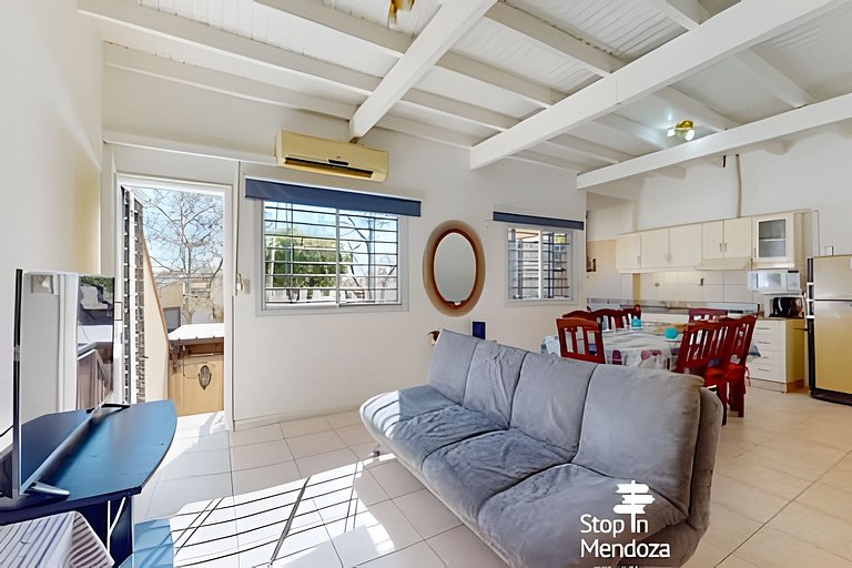 Luminoso a pasos de los portones del Parque , Arístides, cen