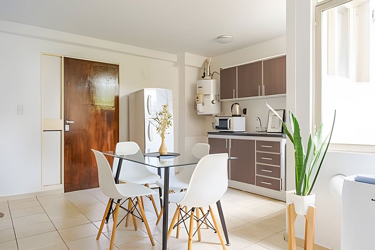 Simple and bright apartment with an unbeatable Aristides loc