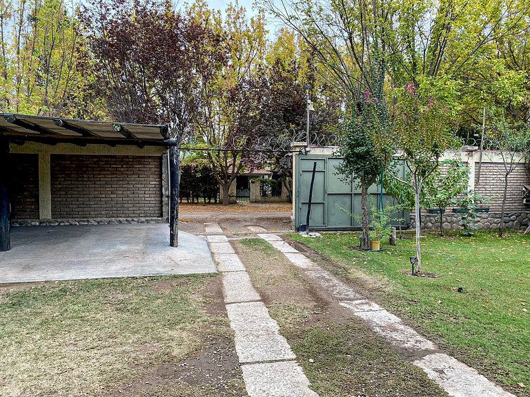 Sencilla y equipada, zona de viñas y bodegas