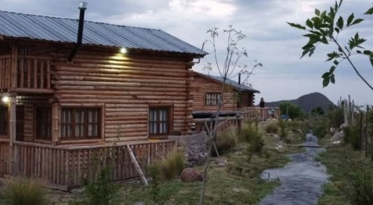Cabaña del Oeste, Entre montañas, arroyo y calma
