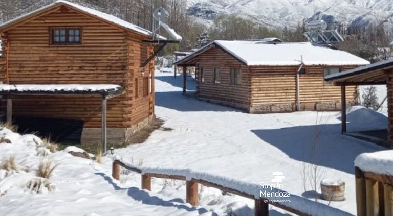 Cabaña del Oeste, Entre montañas, arroyo y calma