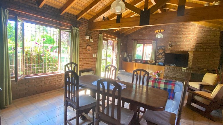 Jardín y pileta, en Chacras zona bodegas y montaña