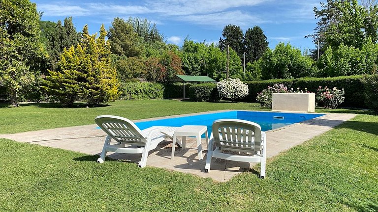 Jardín y pileta, en Chacras zona bodegas y montaña