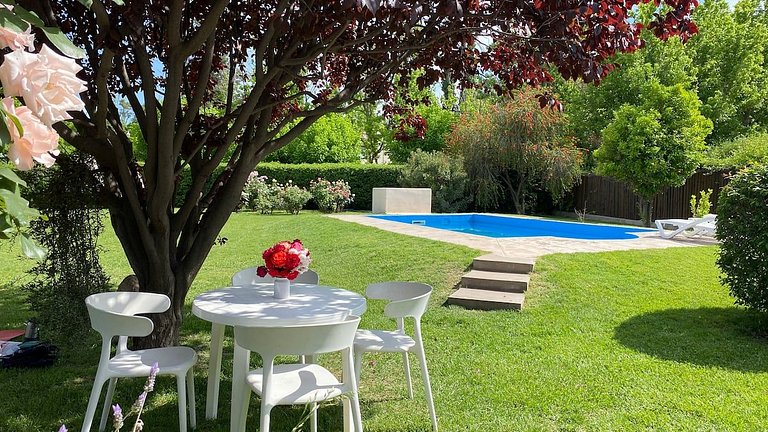 Jardín y pileta, en Chacras zona bodegas y montaña