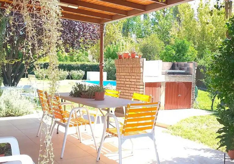 Jardín y pileta, en Chacras zona bodegas y montaña