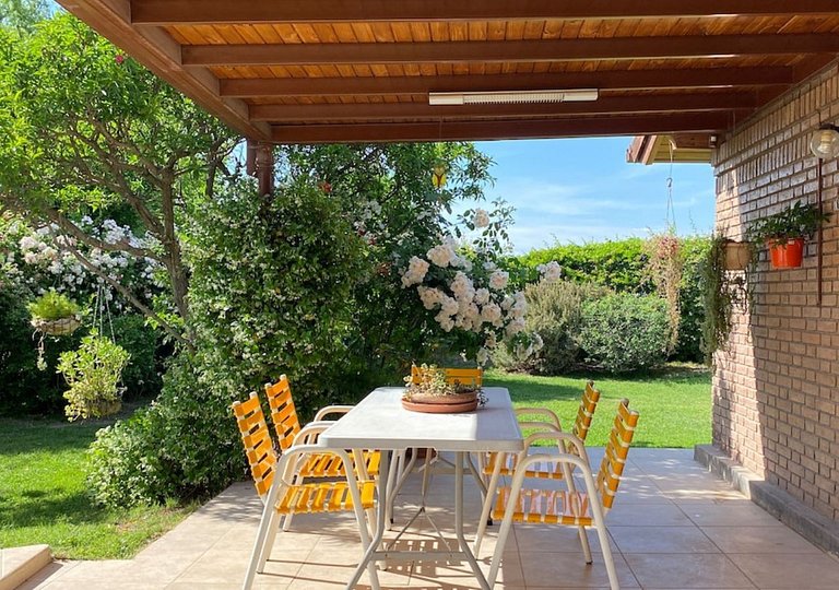 Jardín y pileta, en Chacras zona bodegas y montaña