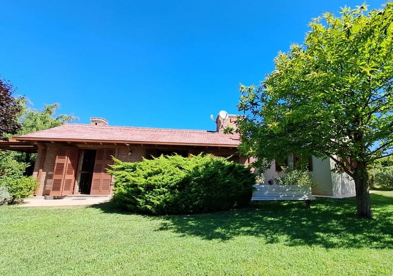 Jardín y pileta, en Chacras zona bodegas y montaña