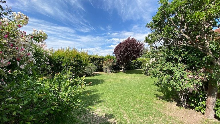 Jardín y pileta, en Chacras zona bodegas y montaña