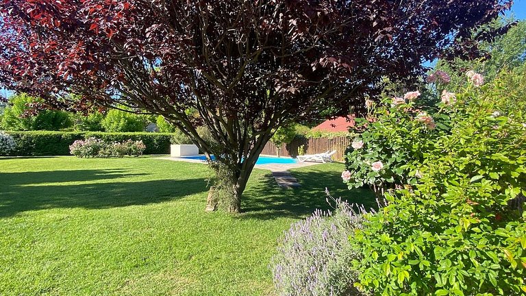 Jardín y pileta, en Chacras zona bodegas y montaña
